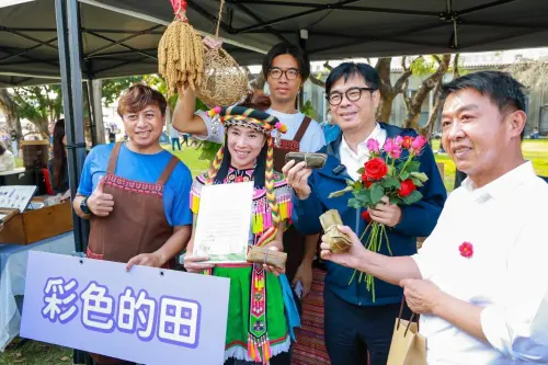 ▲ 市長陳其邁走訪會場女力攤位，發送婦女節祝福玫瑰花，與大家合影、簽名，互動熱絡。（圖／高市府提供）