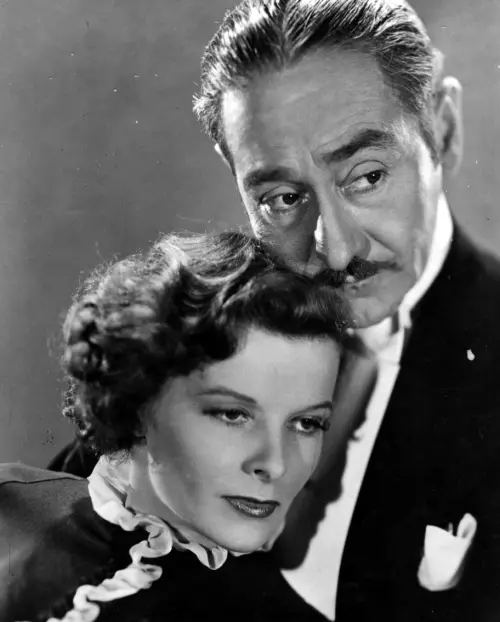 ▲凱薩琳赫本（下）以《驚才絕艷》首度登上奧斯卡影后寶座，那時她才20多歲，第2次得到奧斯卡最佳女主角卻已是30多年以後。（圖／摘自IMDb）