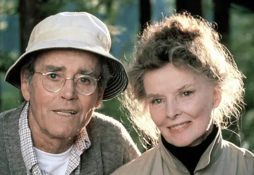 ▲亨利方達（左）與凱薩琳赫本（右）因為《金池塘》雙雙在當年的奧斯卡獲得主角大獎，兩人那時都已超過70歲。（圖／摘自IMDb）