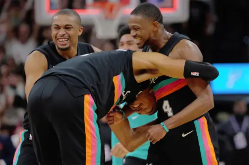 NBA／文班亞馬贏球哭了！馬刺逆轉勝他情緒激動　球迷盛讚真性情