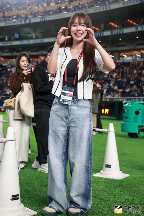 ▲李多慧今日穿著牛仔褲搭配短版球衣外套，現身東京巨蛋看球。（圖／記者葉政勳攝）