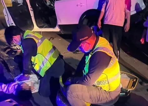 ▲ 台中霧峰一間夜景泡腳餐廳8日晚間發生死亡意外，19歲施姓男子開車載女友到場，疑因未注意坡道高低差導致車輛懸空，他下車查看時車輛翻覆將其壓住，送醫搶救仍宣告不治。（圖／翻攝畫面）