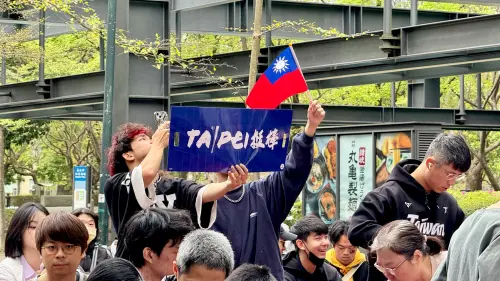 ▲民眾自備標語到信義區經典賽直播派對TEAM TAIWAN。（圖／記者蕭涵云攝）