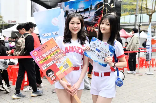 ▲WBC經典賽3月8日中華隊對韓國隊，台灣運彩紅運少女在現場應援。（圖／記者林柏年攝）