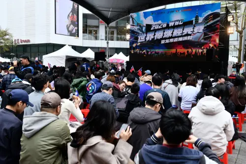 經典賽直播派對！逾500人湧信義區觀賞台韓大戰　舉旗TEAM TAIWAN