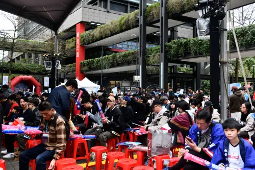 ▲WBC經典賽3月8日中華隊對韓國隊，民眾湧至信義區香堤大道廣場應援。（圖／記者林柏年攝）