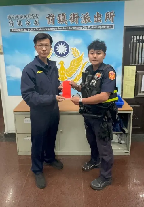 ▲ 前鎮分局長慰問受傷員警。（圖／記者郭凱杰翻攝）