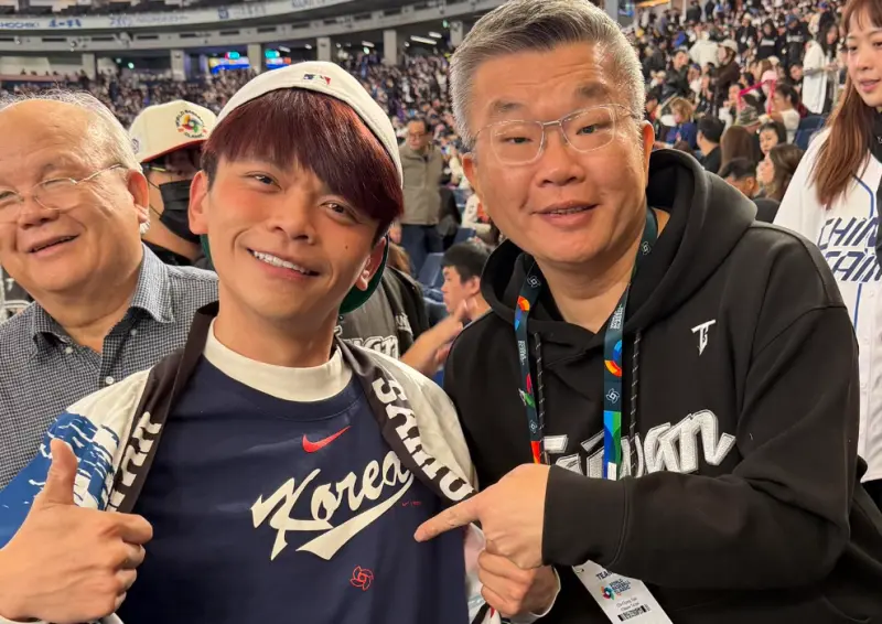 蔡阿嘎穿韓國隊服進場！張育成秒轟陽春砲　蔡其昌讚：台灣英雄