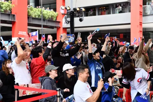 台韓大戰千人包圍信義區！張育成戰神開轟　全場嗨炸：高歌揮旗