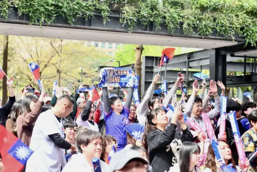 ▲WBC經典賽台韓大戰戰神張育成開轟陽春砲，千人包圍台北市信義香堤廣場「WBC戶外直播派對」現場嗨炸。（圖／記者林柏年攝）