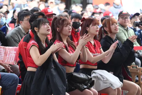 ▲WBC經典賽3月8日中華隊對韓國隊，味全龍應援團與啦啦隊女孩們在現場與球迷一同應援。（圖／記者林柏年攝）