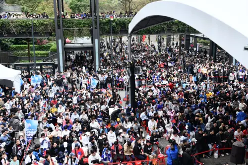 ▲WBC經典賽3月8日中華隊對韓國隊，千人包圍信義區香堤大道廣場應援。（圖／記者林柏年攝）