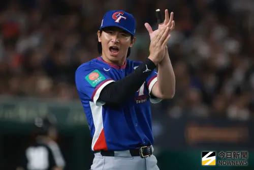 ▲2026世界棒球經典賽（WBC）在5日開打，不料中華隊陸續傳傷兵，陳傑憲還在對戰澳洲時手受傷，沒想國際轉播員竟玩起諧音哏，直呼：「變Taipain」，讓粉絲們又好氣又好笑。（圖／記者葉政勳攝）