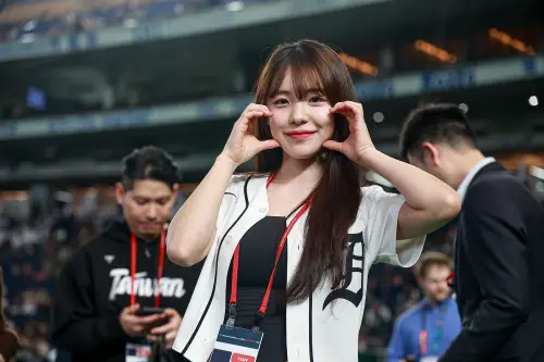 WBC台韓戰開打！李多慧抓包粉絲看比賽是為韓國啦啦隊　瞬間臉歪