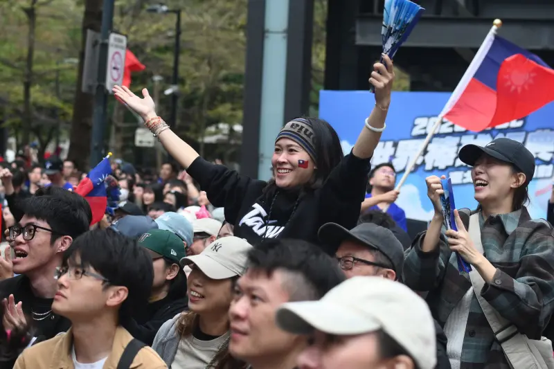 費仔逆轉兩分砲！信義區歡聲雷動嗨炸　球迷怒吼：中華隊你可以的