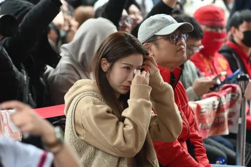 ▲WBC經典賽3月8日中華隊對韓國隊戰況激烈，小龍女感動忍不住落淚。（圖／記者林柏年攝）