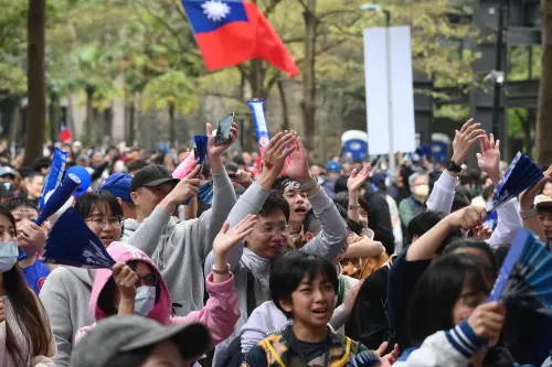 ▲WBC經典賽3月8日中華隊對韓國隊，信義區香堤大道觀看直播民眾情緒激動。（圖／記者林柏年攝）