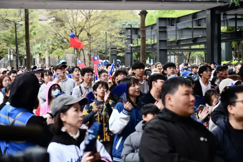 ▲WBC經典賽3月8日台韓大戰，信義區香堤廣場應援民眾擠得水泄不通。（圖／記者林柏年攝）