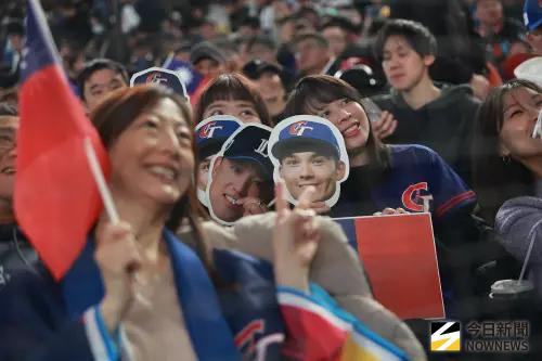 WBC台韓戰台灣人多到被舉牌！球迷一見台灣隊3字秒變乖：願意配合