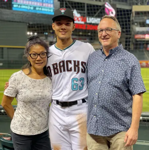 ▲費仔（中）的媽媽（左）在台中出身，12歲移民美國後從來沒回過家鄉。（圖／Stuart Fairchild IG@stu_fairchild4）