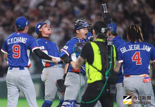 ▲中華隊經典賽以5:4打敗韓國，球員賽後興奮在球場擁抱。（圖／記者葉政勳攝 ,2026.03.08）