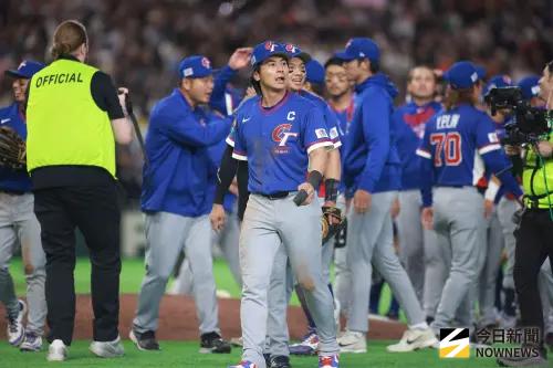 ▲WBC中華隊以5:4擊敗韓國隊，賽後隊長陳傑憲感覺如釋重負地往休息室走去。（圖／記者葉政勳攝 ,2026.03.08）