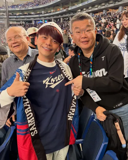 ▲蔡其昌（右）稱讚蔡阿嘎「很好！你有穿對衣服」。（圖／蔡阿嘎IG@yga0721）