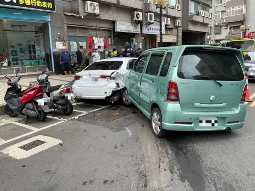 ▲ 北市北投公舘路7日上午發生連環車禍，82歲胡姓女子駕車先撞燈桿再追撞前車，並推行車輛撞上路邊機車，造成多輛車受損。（圖／翻攝畫面）