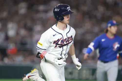 ▲東京巨蛋昨日午場賽後一邊是狂歡慶祝的中華隊，另一邊則是癱坐在板凳席、久久無法起身的韓國旅美大將金慧成。（圖／記者葉政勳攝,2026.3.8）