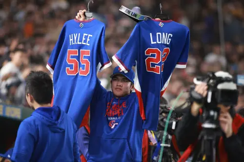 ▲中華隊混血戰將「龍仔」強納森．龍（Jonathon Long）與二壘手李灝宇的球衣被舉起。（圖／記者葉政勳攝 ,2026.03.08）