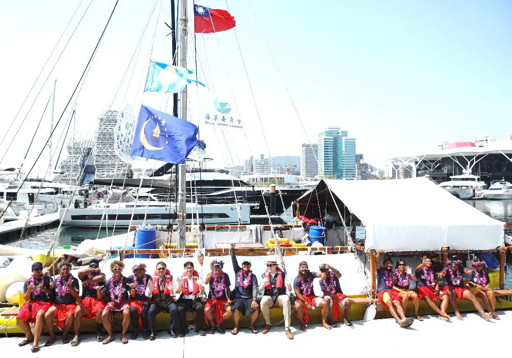 ▲帛琉籍無私分享號(Alingano Maisu)傳統遠洋航海帆船駛入高雄港，受到海洋委員會熱烈歡迎，盛讚傳統航海的壯舉，並展現我國對傳統航海文化的高度重視。(圖／海洋委員會提供)