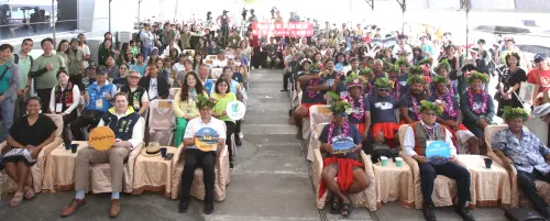 ▲帛琉籍無私分享號(Alingano Maisu)傳統遠洋航海帆船駛入高雄港，受到海洋委員會邀各界，在高雄港愛河灣，舉行迎船儀式。(圖／海洋委員會提供)