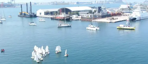 ▲帛琉籍無私分享號(Alingano Maisu)傳統遠洋航海帆船駛入高雄港，受到我國航海社群及高雄學校一同伴航及水上迎船。(圖／海洋委員會提供)