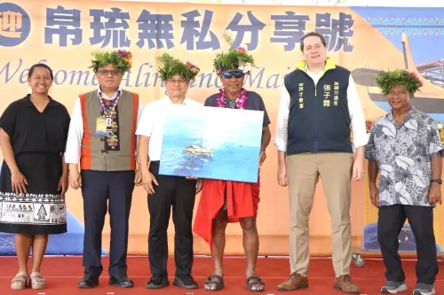 ▲海洋委員會常務副主任委員吳欣修(左3)致贈無私分享號海上航行油畫給船長Sesario Sewralur(右3)，以資紀念。(圖／海洋委員會提供)