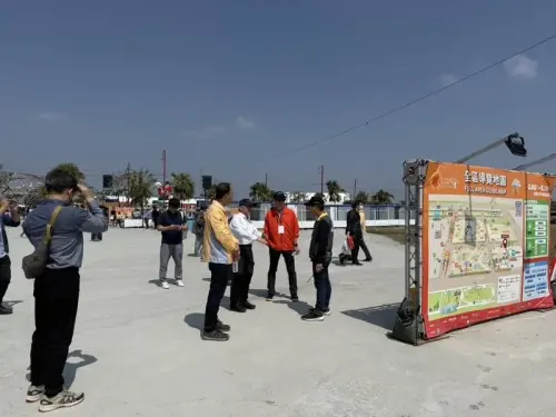 台灣燈會首假日尖峰湧人車潮　交通部增30輛遊覽車助疏運