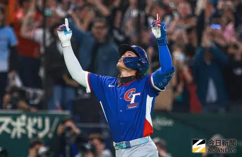 ▲WBC中華隊三壘手富邦悍將張育成對柳賢振敲出陽春全壘打。（圖／記者葉政勳攝 ,2026.03.08）