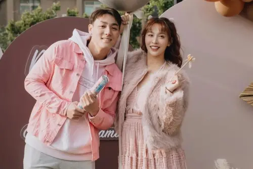 ▲陳晨威（左）去年底宣布向啾啾（右）求婚成功，2人也快速宣布懷孕喜訊。（圖／啾啾IG@juliaaa.49）