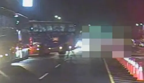 ▲ 嘉義太保台灣燈會主場區附近7日晚間發生意外，一名29歲女子與5歲女童疑觀賞燈會時不慎跌落約3公尺深水溝，兩人肢體受傷。（圖／翻攝畫面）