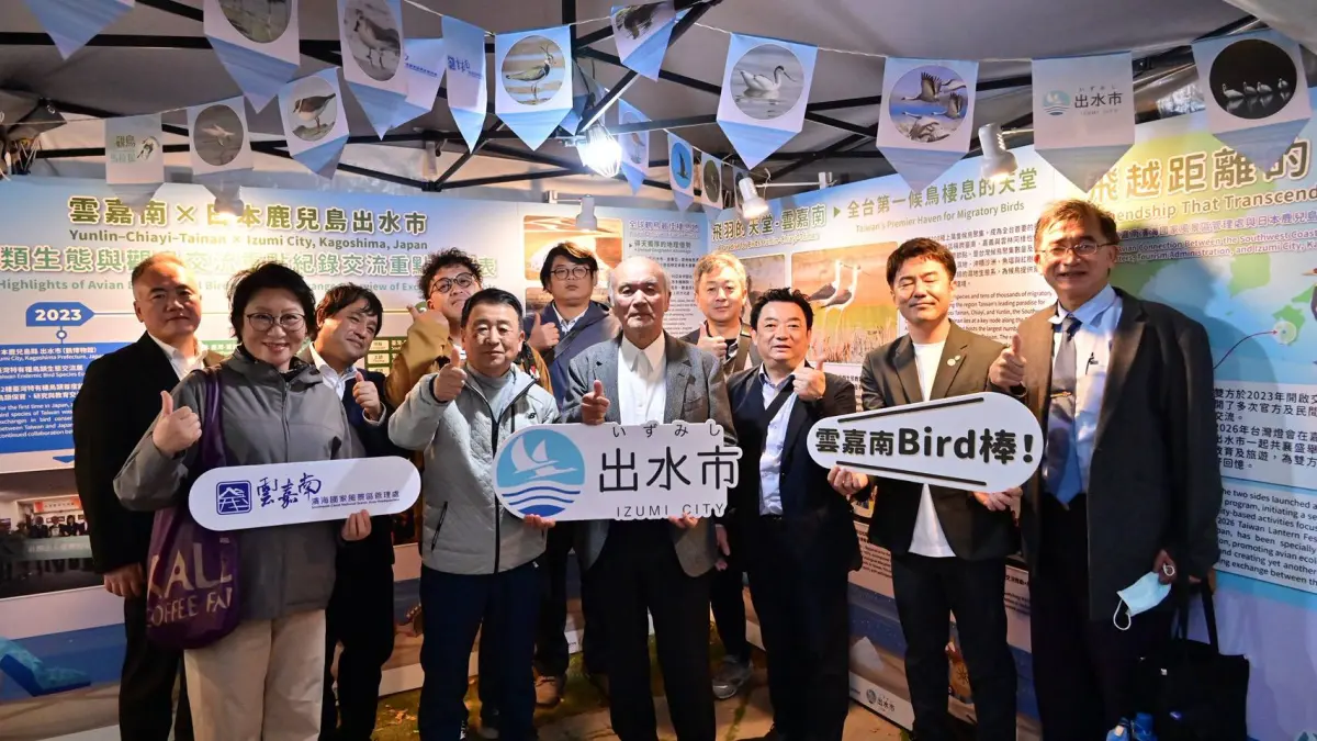 ▲日本出水市鶴博物館交流考察團與台灣燈會出水市主題攤位合照。(圖/雲嘉南管理處提供)