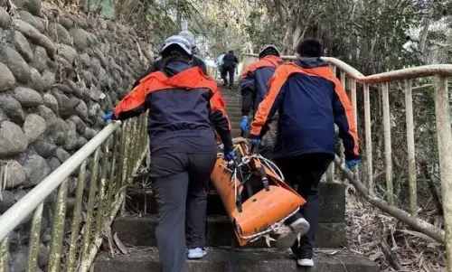 ▲ 彰化二水松柏嶺登山步道8日下午發生墜谷意外，一名約70歲男子疑似跌落約40公尺深山谷，消防架設繩索下切救援，但接觸時男子已明顯死亡。（圖／翻攝畫面）