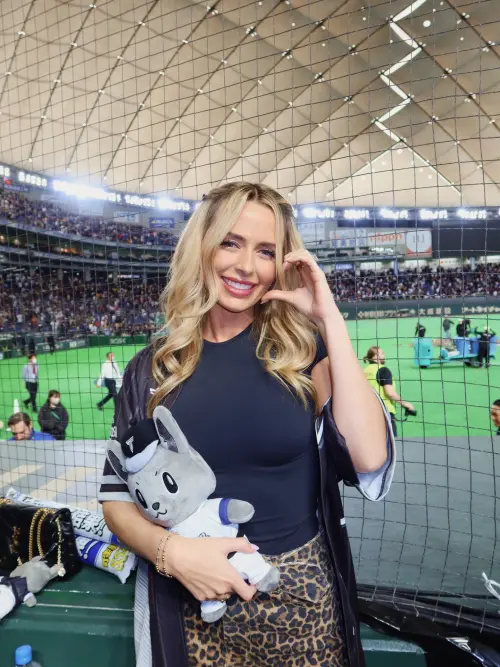 ▲▼今天上午的台韓大戰，漢娜也現身東京巨蛋幫老公費仔應援，穿豹紋短裙的她，將中華民國國旗和「歐告」玩偶當配件。（圖／hanna fairchild IG@hannafairchi）