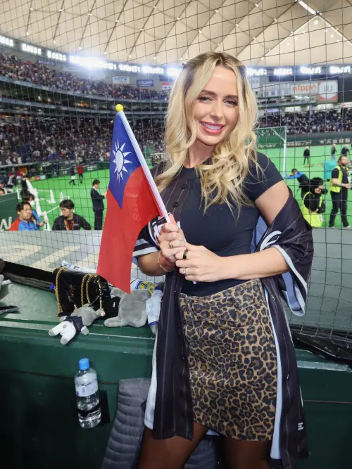 ▲▼今天上午的台韓大戰，漢娜也現身東京巨蛋幫老公費仔應援，穿豹紋短裙的她，將中華民國國旗和「歐告」玩偶當配件。（圖／hanna fairchild IG@hannafairchi）
