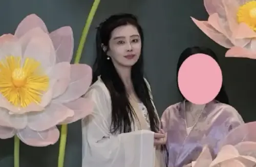 ▲王祖賢長髮白袍現身活動現場，美呆許多粉絲。（圖／翻攝自微博）