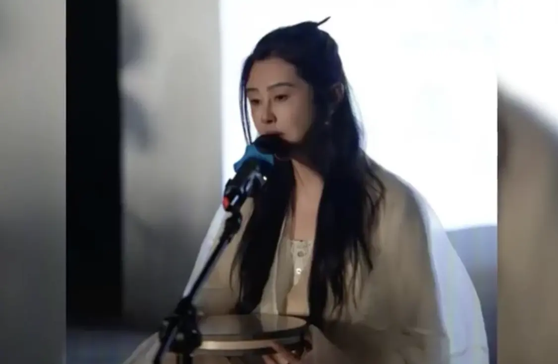 ▲《倩女幽魂》小倩回來了！王祖賢日前穿白袍留黑髮現身頌缽會，讓粉絲直呼「美呆了。」（圖／翻攝自微博）