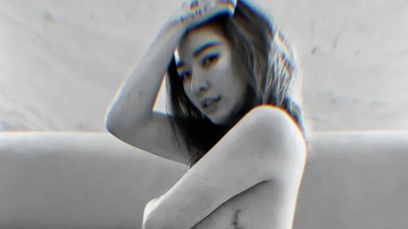 許維恩沒穿衣服捧雙峰！露出乳癌手術疤痕　正向發聲「我的勳章」