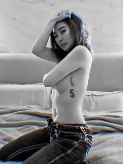 ▲▼許維恩雙手捧住雙峰，遮住私密兩點，大方露出胸線和術後疤痕。（圖／許維恩IG@sharon701111）