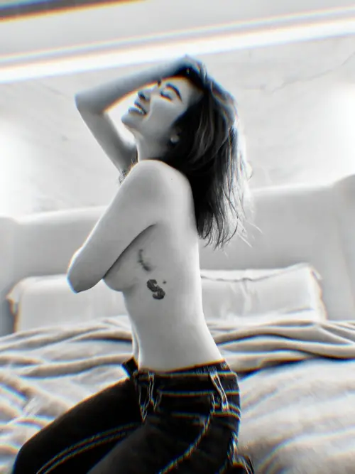 ▲▼許維恩雙手捧住雙峰，遮住私密兩點，大方露出胸線和術後疤痕。（圖／許維恩IG@sharon701111）