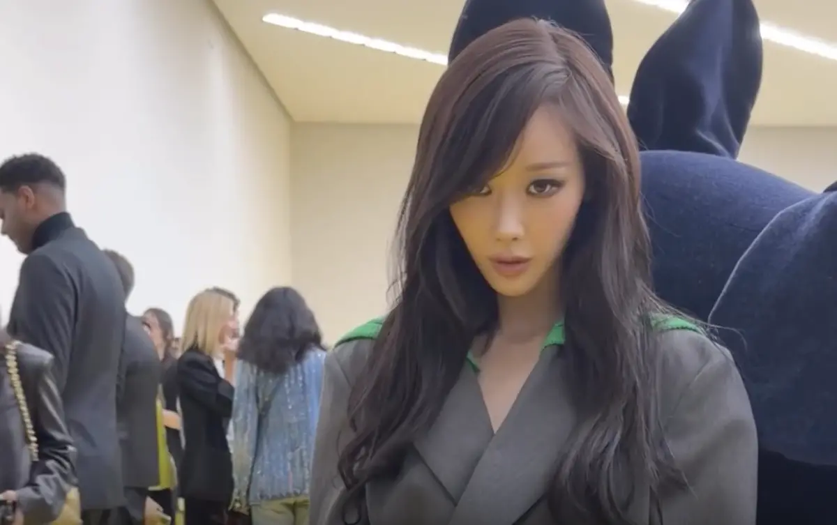 ▲aespa Giselle參加時裝週掀起爭議，公開的照片中她的臉呈現「超級倒三角」，讓粉絲猜測經紀公司SM讓她接受了削骨手術，紛紛氣炸「公司瘋了嗎？」（圖／Threads@voguetaiwan）