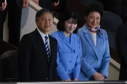 ▲相隔60年再度上演的「天覽試合」，日本天皇步入貴賓包廂瞬間整座東京巨蛋自發性靜默（圖），幾萬支手機幾乎同一秒舉起，前一秒還是棒球場，後一秒像是完全不同的地方，這種莊嚴是來東京巨蛋從未見過的另一種氛圍。（圖／読売新聞社提供）