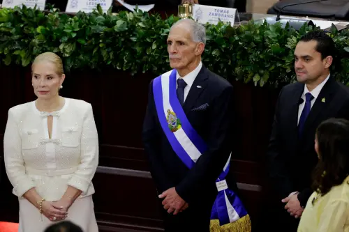 ▲親台派的宏都拉斯新任總統、「國家黨」（National Party）的阿斯夫拉（Nasry Asfura，中）於今年1月正式就職。（圖／路透社／達志影像）